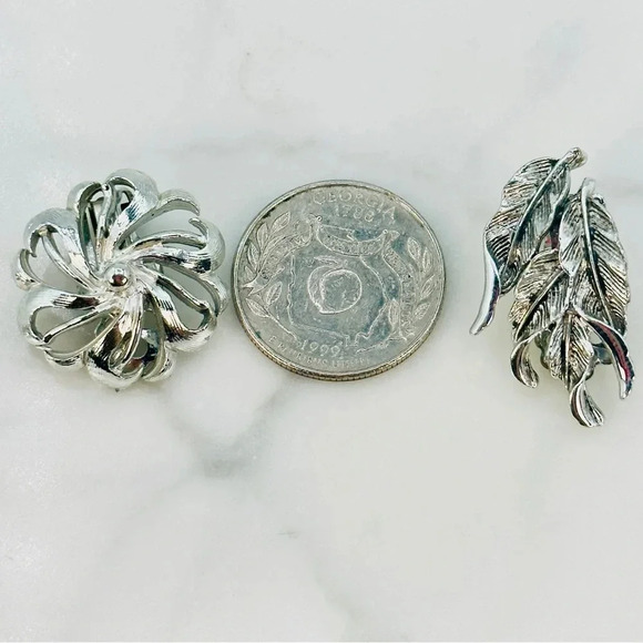 Vintage Clip On Earrings 2 Pair Silver Tone Swirl Flowers & Intricate Le… - Picture 8 of 10